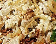 Куриный салат с маринованными грибами.